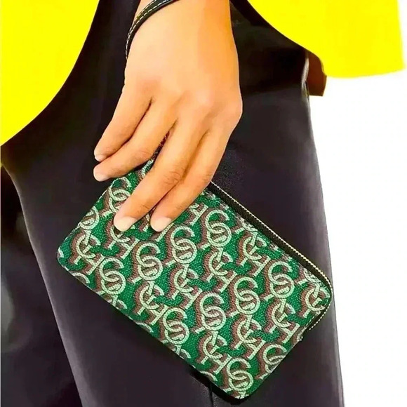 💚🆕💚 Coach Corner Zip Wristlet With Green Monogram Print
